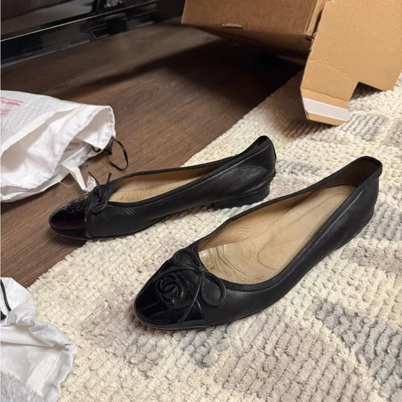 CHANEL • Cap Toe Ballet Flats • Black • 39 - Picture 5 of 8
